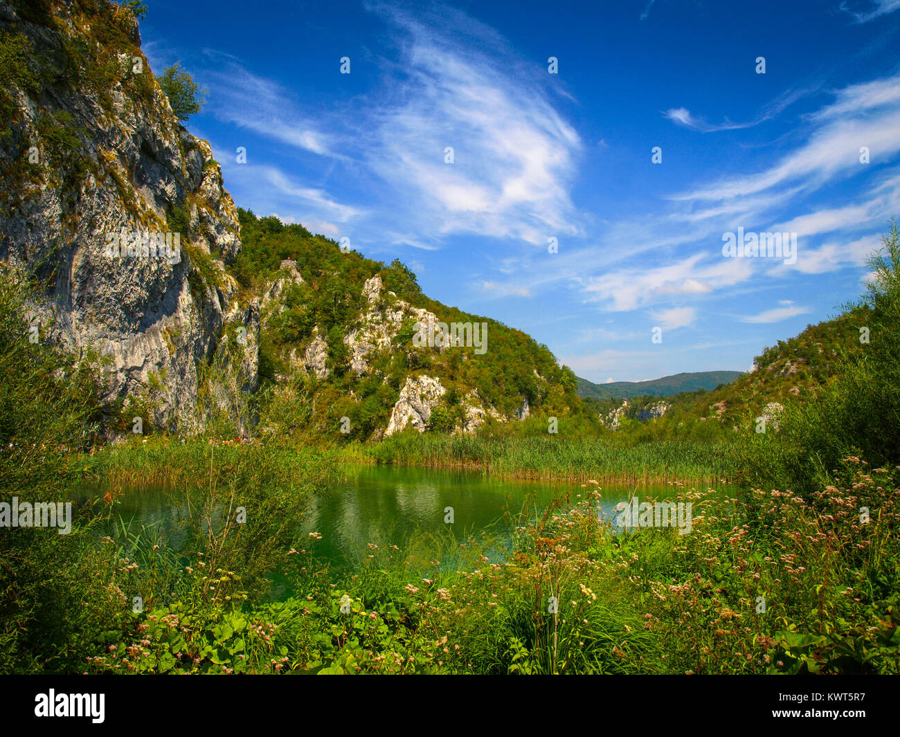 Il parco nazionale di Plitvice paesaggio con bellissimi laghi trasparenti e cielo blu Foto Stock