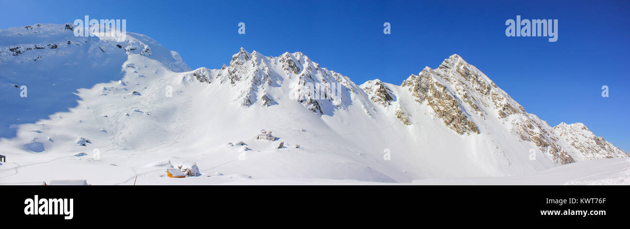 Vista panoramica del lago Balea con cabina e Monti Fagaras Foto Stock