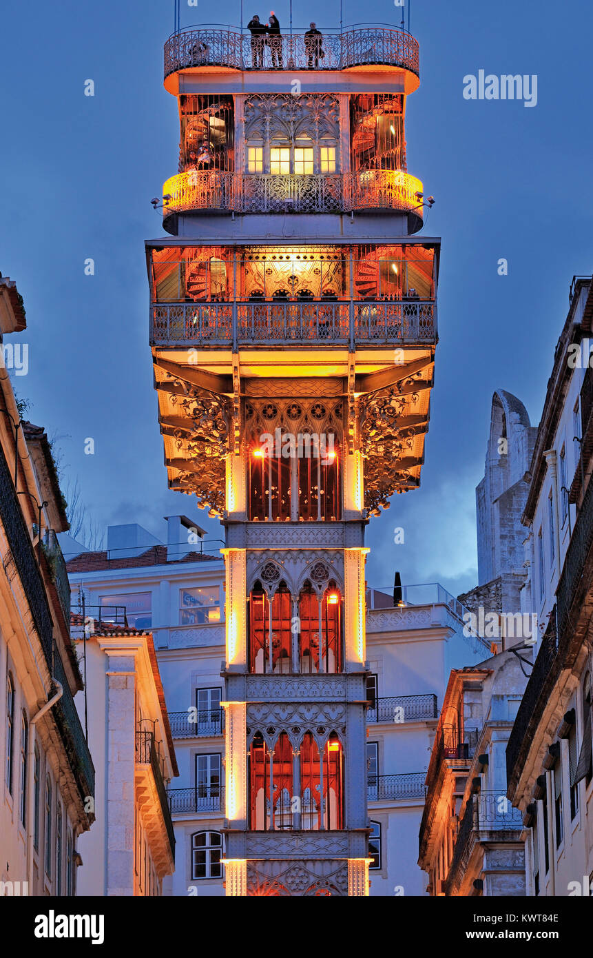Dettaglio di Lisbona storica di Santa Justa Elevator di notte Foto Stock
