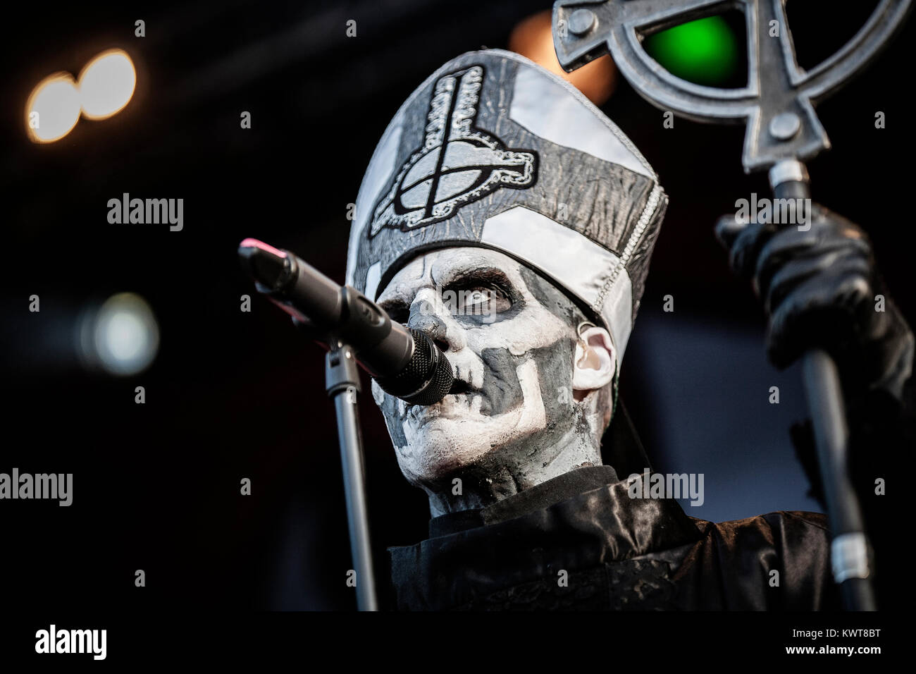 La svedese heavy metal band Ghost esegue un concerto dal vivo a heavy metal festival Copenhell 2013 a Copenaghen. Il cantante e la cantante Papa emerito II appare in una maschera di cranio e un cardinale vestito. Danimarca 2013. Foto Stock La svedese heavy metal band Ghost esegue un concerto dal vivo a heavy metal festival Copenhell 2013 a Copenaghen. Il cantante e la cantante Papa emerito II appare in una maschera di cranio e un cardinale vestito. Danimarca 2013. Foto Stock