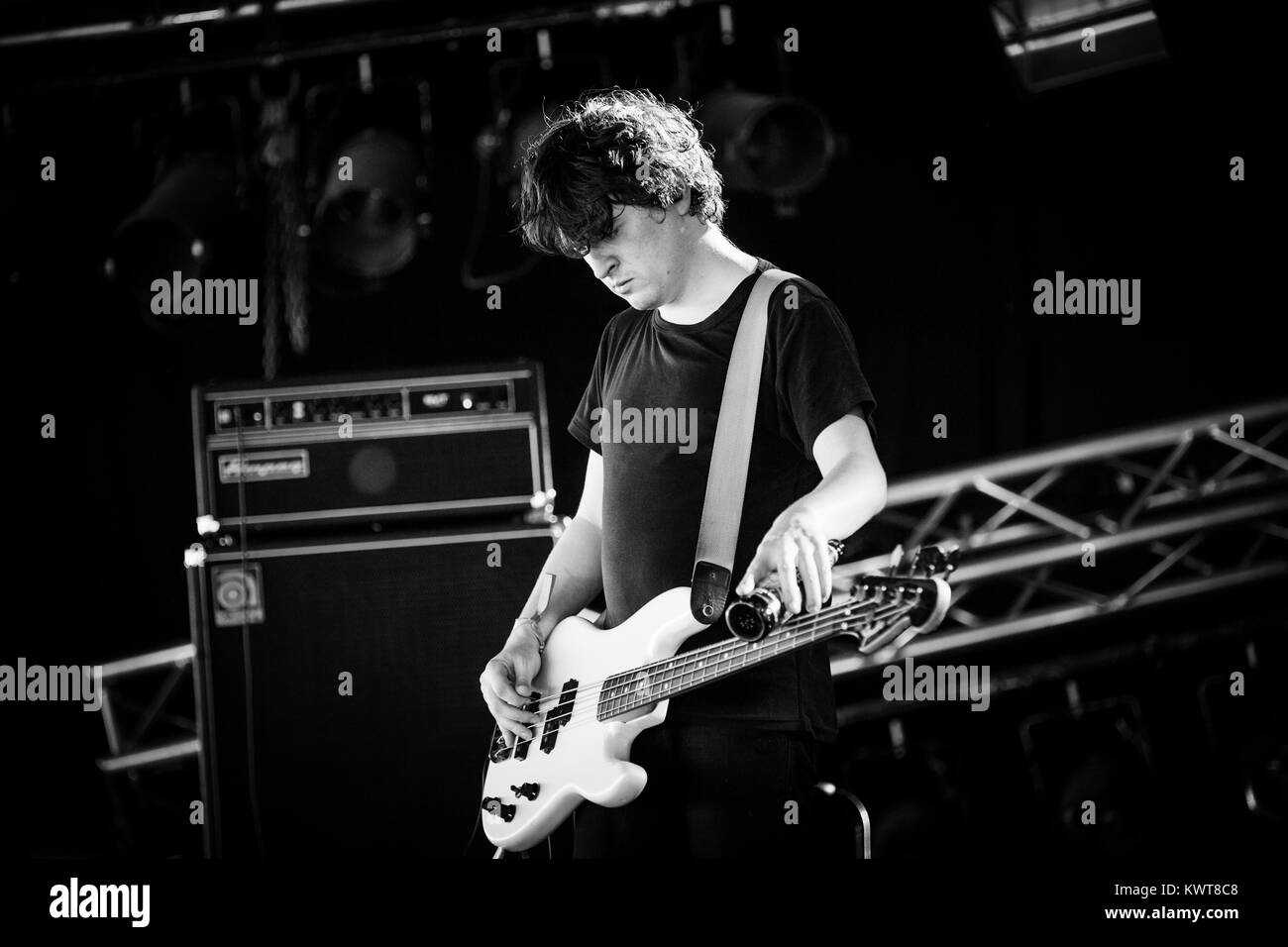 L'Iride rock band Band ragazza esegue un concerto dal vivo presso il Danish music festival Roskilde Festival 2015. Qui il musicista Daniel Fox il bass è raffigurato dal vivo sul palco. Danimarca, 04/07 2015. Foto Stock