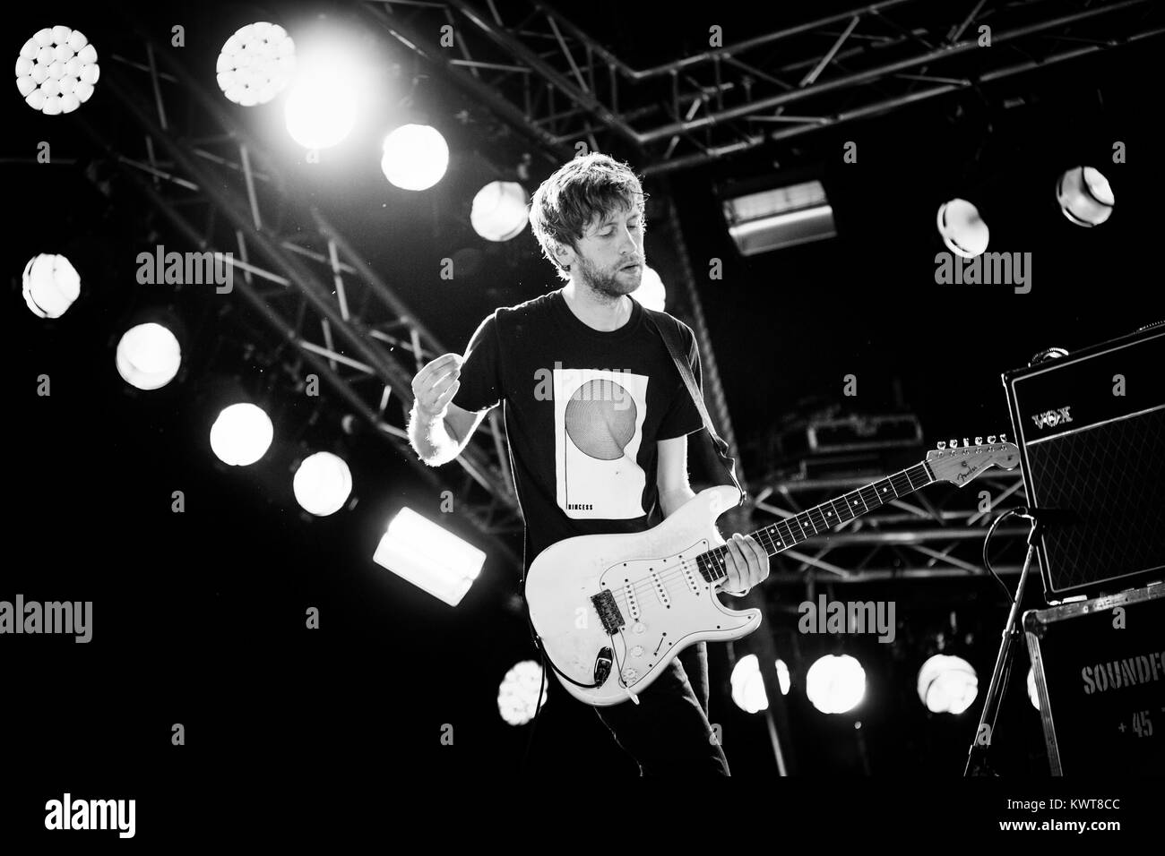 L'Iride rock band Band ragazza esegue un concerto dal vivo presso il Danish music festival Roskilde Festival 2015. Qui il musicista Alan Duggan alla chitarra è raffigurato dal vivo sul palco. Danimarca, 04/07 2015. Foto Stock