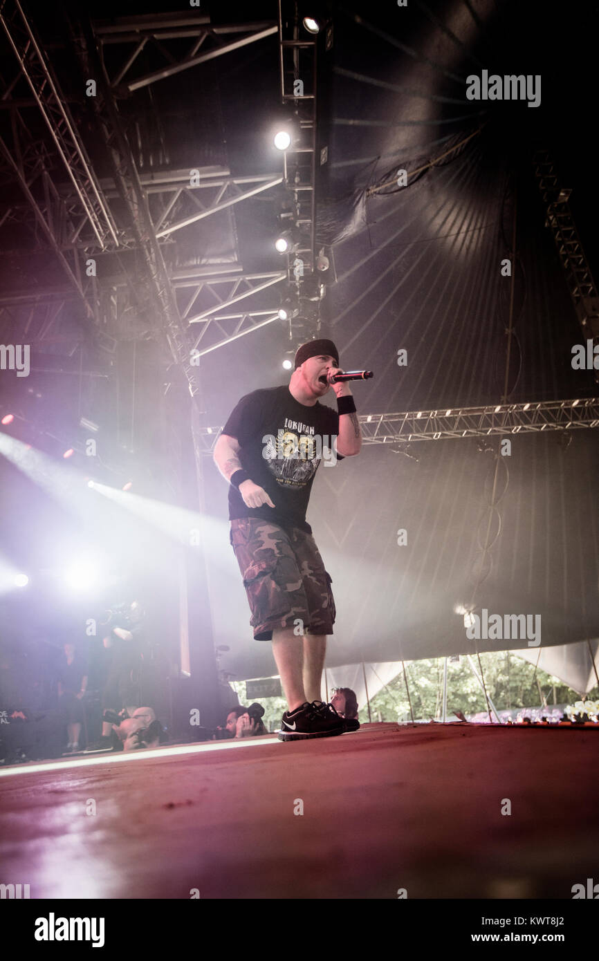 Cantante Jamey Jasta indossa una bandana nera in concerto con la American  metalcore band Hatebreed a Roskilde Festival 2013. La Danimarca Foto stock  - Alamy