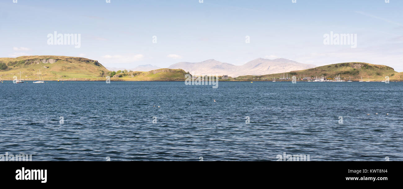 Le isole delle Ebridi di Kerrera e Mull si vede attraverso Oban Bay da Oban in Argyll nel West Highlands della Scozia. Foto Stock