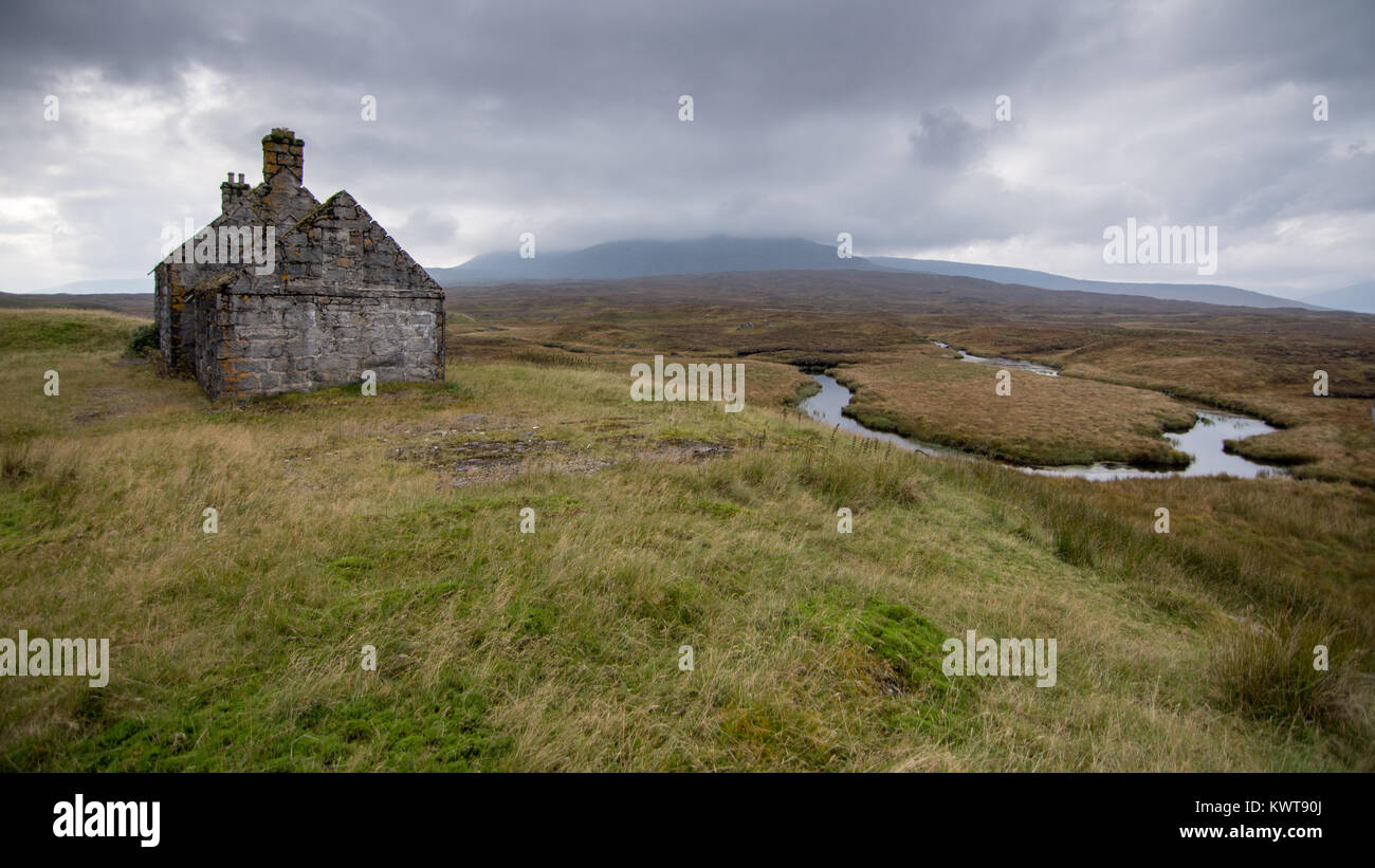 Le rovine di Lubnaclach Cottage, una remota ed isolata del pastore rifugio vicino al West Highland linea ferroviaria vicino Corrour nel paesaggio selvaggio o Foto Stock