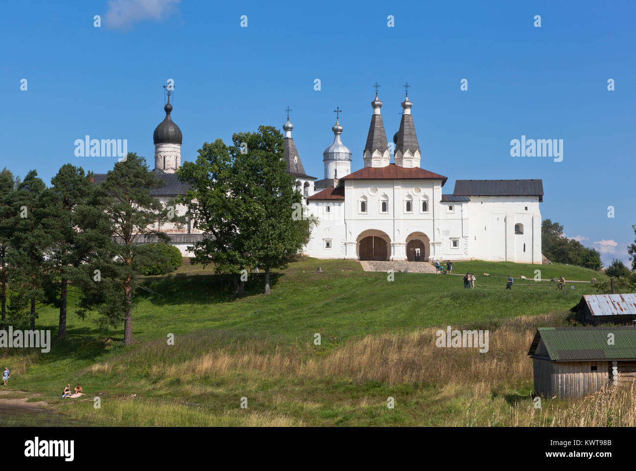 Ferapontovo, Vologda regione, Russia - Agosto 9, 2015: vista Monastero di Ferapontov dalla riva del lago Foto Stock