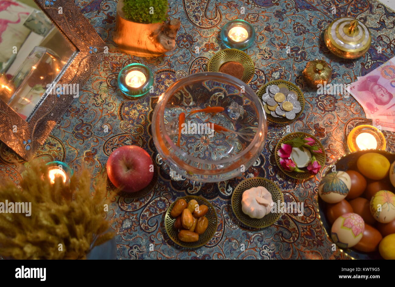 Nowruz - capodanno iraniano - Haftsin cultura tradizionale disposizione da tavolo a lume di candela Foto Stock