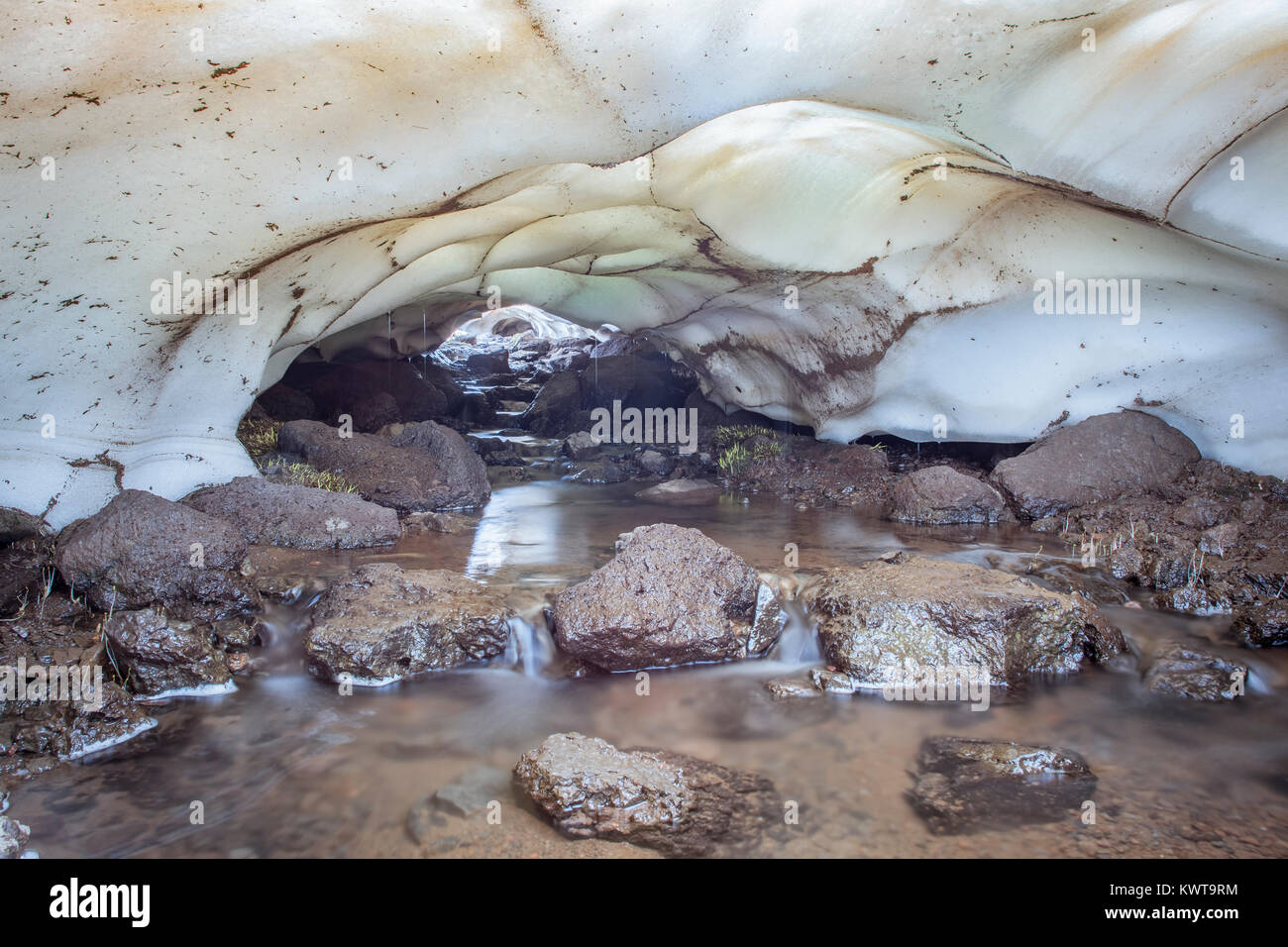 Grotta di neve su Steens Mountain. Oregon, Stati Uniti d'America. Foto Stock
