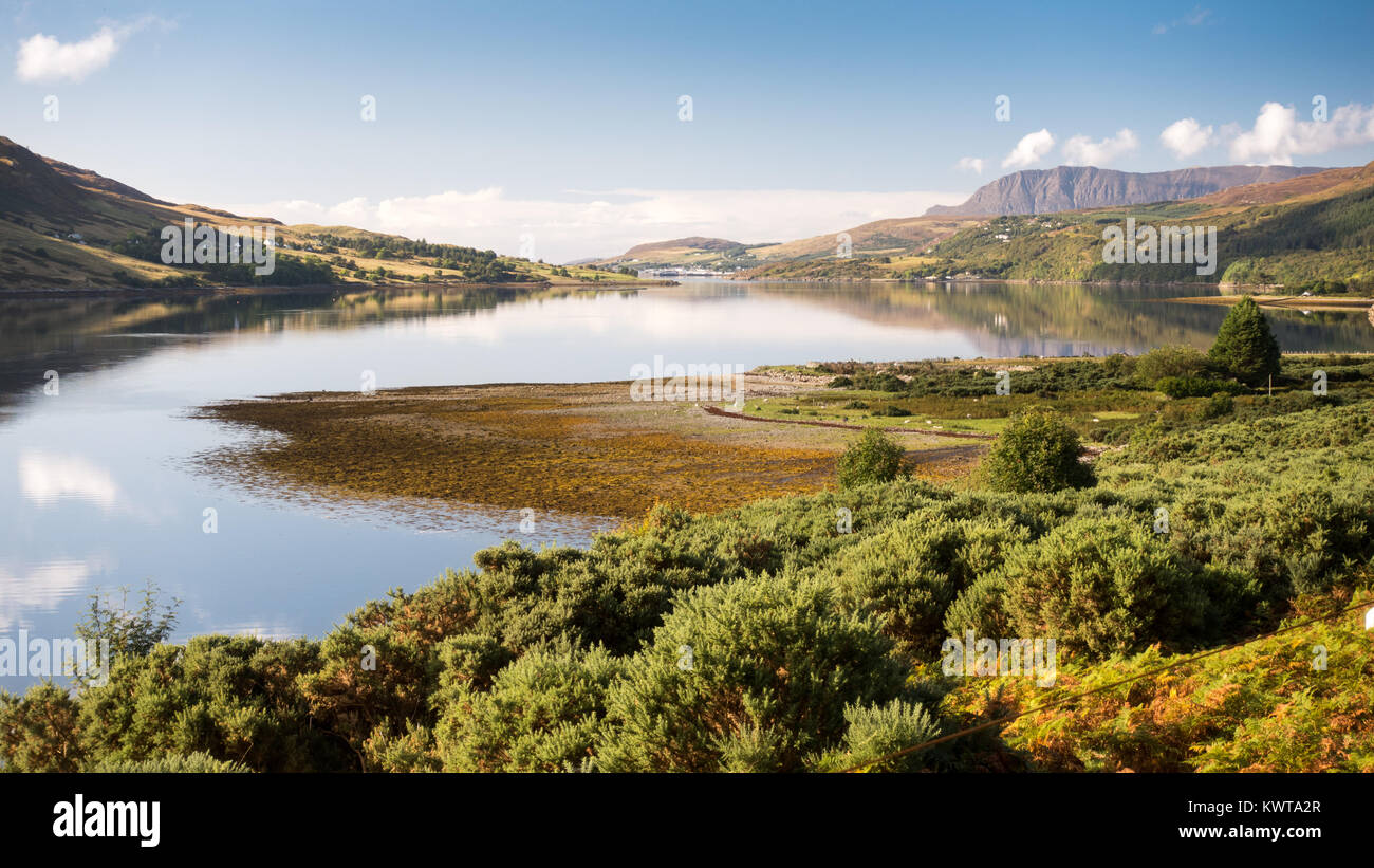 Le montagne di Coigach e Rosshire luogo dalle sponde del Loch Ginestra, un ingresso dell'Atlantico a Ullapool in Northwest Highlands della Scozia. Foto Stock