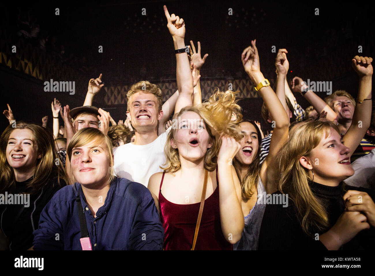 Un energico concerto folla assistere a un concerto dal vivo con il norvegese indie rock band Kakkmaddafakka a VEGA in Copenhagen. Danimarca, 07/10 2016. Foto Stock
