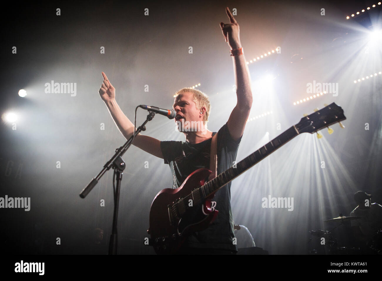 Il Norvegese indie rock band Kakkmaddafakka esegue un concerto dal vivo a VEGA in Copenhagen. Qui il cantante e il chitarrista Axel Vindenes è visto dal vivo sul palco. Danimarca, 07/10 2016. Foto Stock