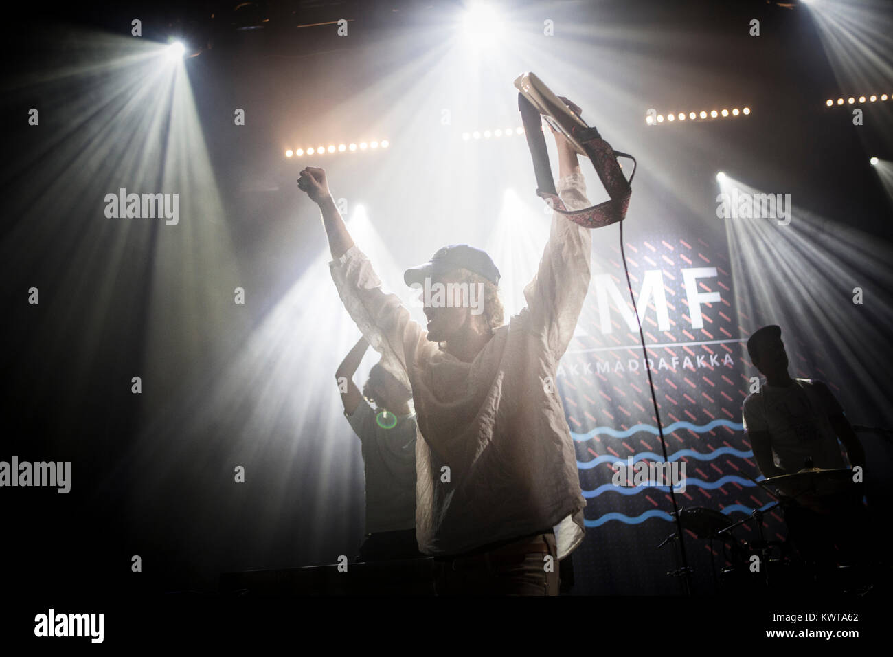 Il Norvegese indie rock band Kakkmaddafakka esegue un concerto dal vivo a VEGA in Copenhagen. Qui la cantante e chitarrista Pål Vindenes è visto dal vivo sul palco. Danimarca, 07/10 2016. Foto Stock