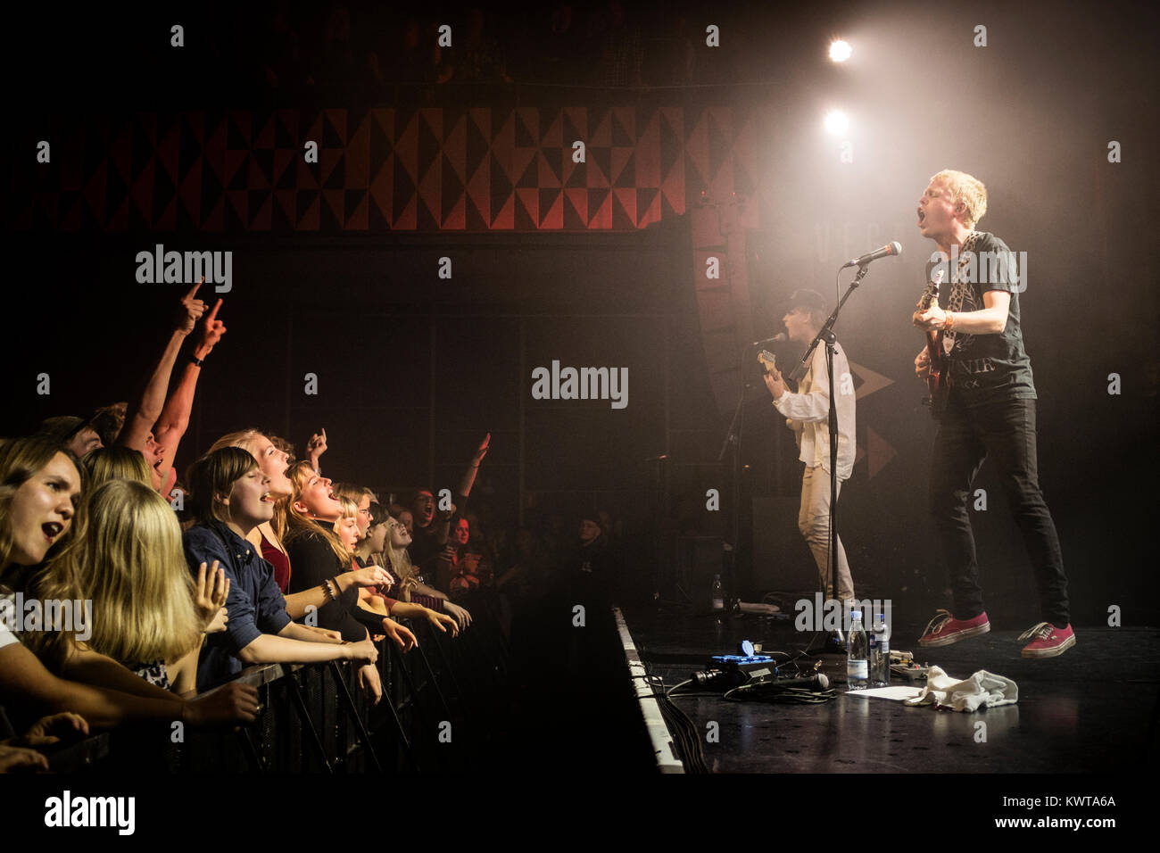 Il Norvegese indie rock band Kakkmaddafakka esegue un concerto dal vivo a VEGA in Copenhagen. Qui il cantante e il chitarrista Axel Vindenes è visto dal vivo sul palco. Danimarca, 07/10 2016. Foto Stock