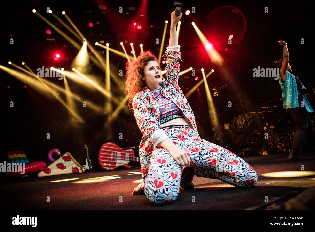 Danimarca, Skanderborg - Agosto 10, 2017. Il canadese del cantante e cantautore Kiesza esegue un concerto dal vivo durante la musica danese SmukFest festival 2017. Foto Stock