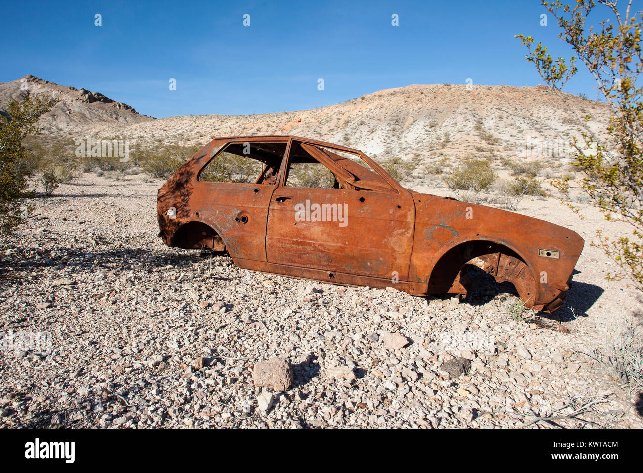 Abbandonata, abbandonato rusty auto nel grande bacino deserto del Nevada, USA. Foto Stock