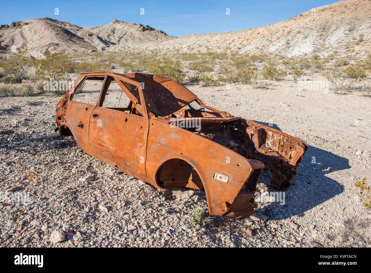 Abbandonata, abbandonato rusty auto nel grande bacino deserto del Nevada, USA. Foto Stock