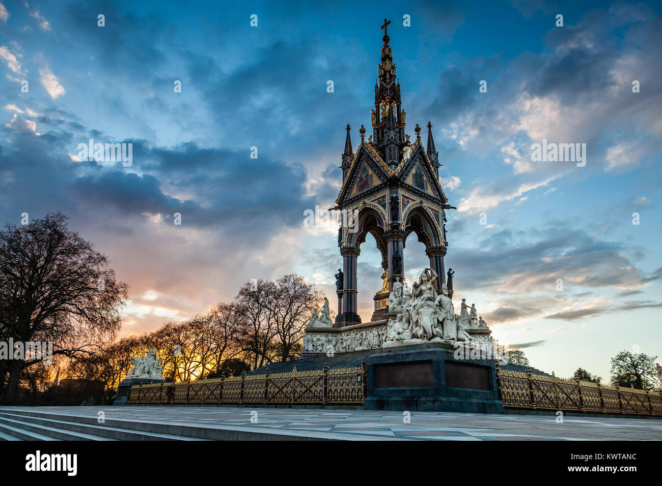 Il Prince Albert Memorial monumento in Kensington Gardens opposta a Hyde Park Foto Stock
