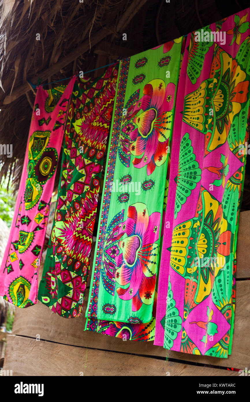 Coperte colorate in Embera Puru villaggio indiano, Rio Pequeni, Repubblica di Panama. Foto Stock