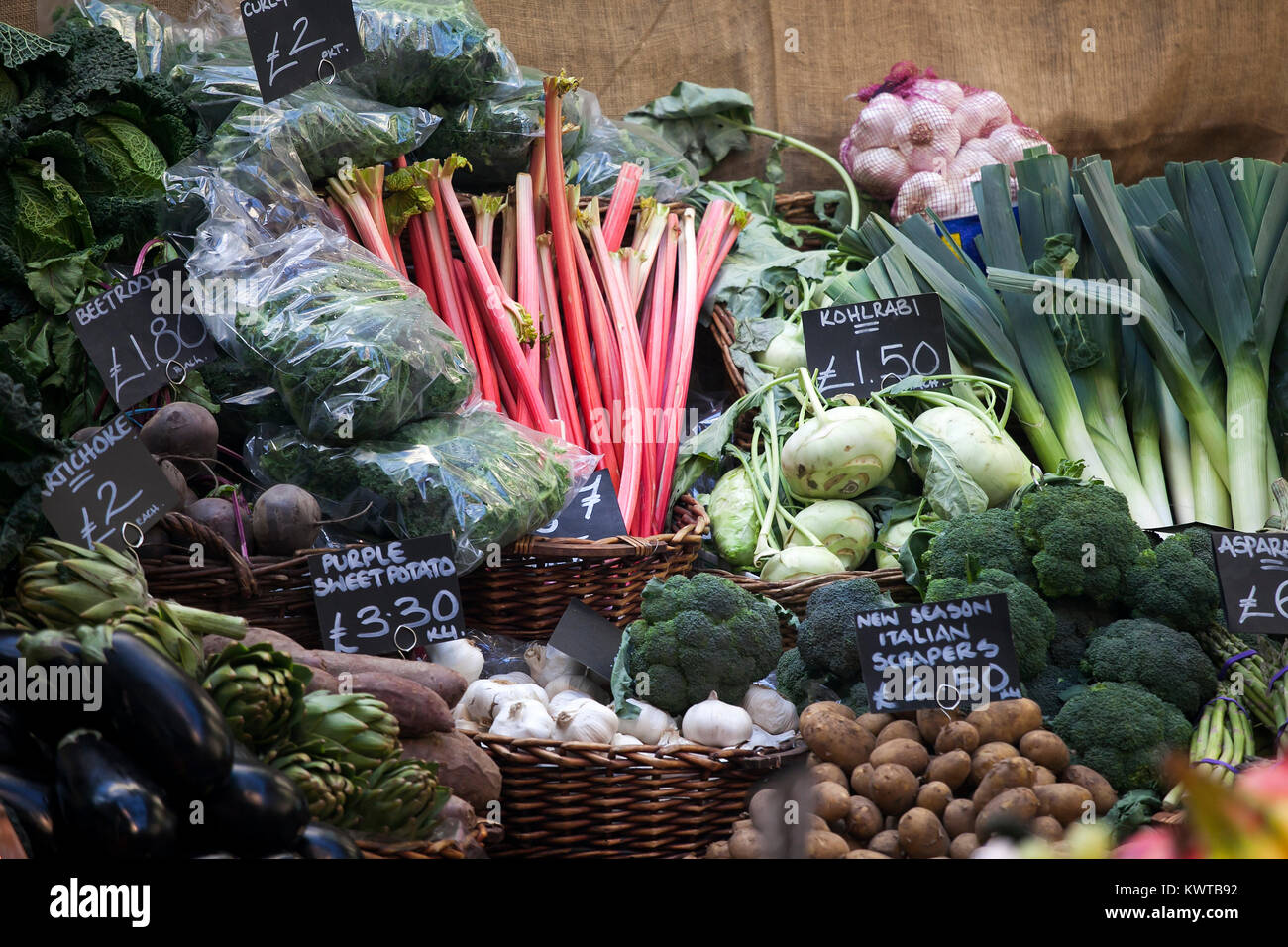 Londra, Inghilterra - dicembre 18 , 2017 diversi tipi di verdure sul mercato di Borough di Londra Foto Stock