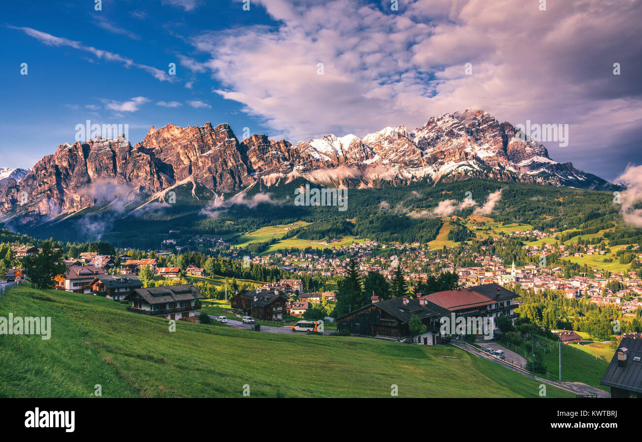 Vista di Cortina D'Ampezzo con montaggio Pomagagnon in background, Dolomiti, Italia, Alto Adige. Foto Stock