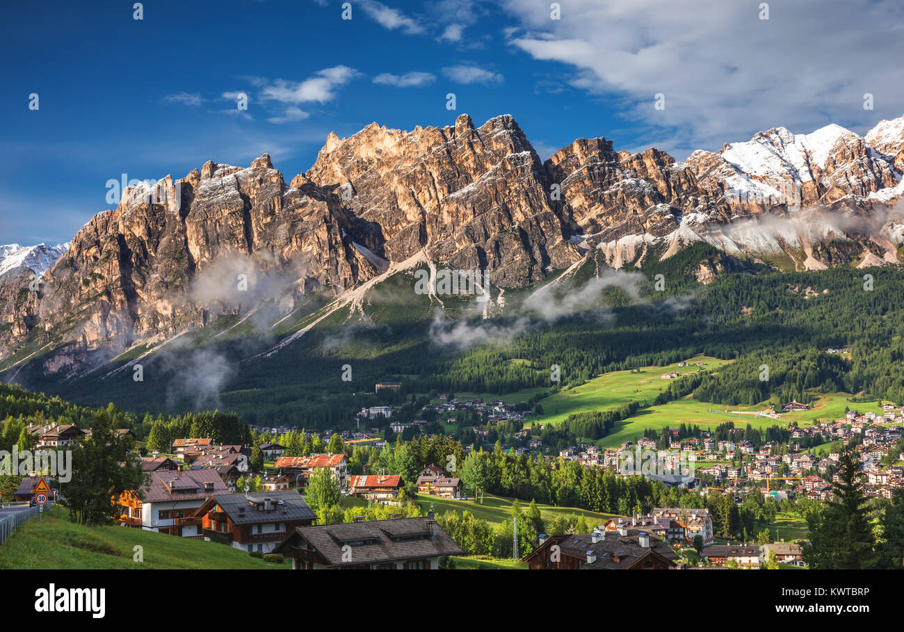 Vista di Cortina D'Ampezzo con montaggio Pomagagnon in background, Dolomiti, Italia, Alto Adige. Foto Stock