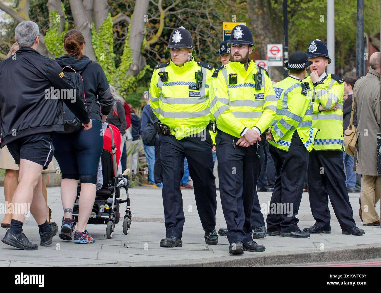 Londra, Inghilterra, Regno Unito. Metropolitan ufficiali della polizia in hi-vis giacche Foto Stock