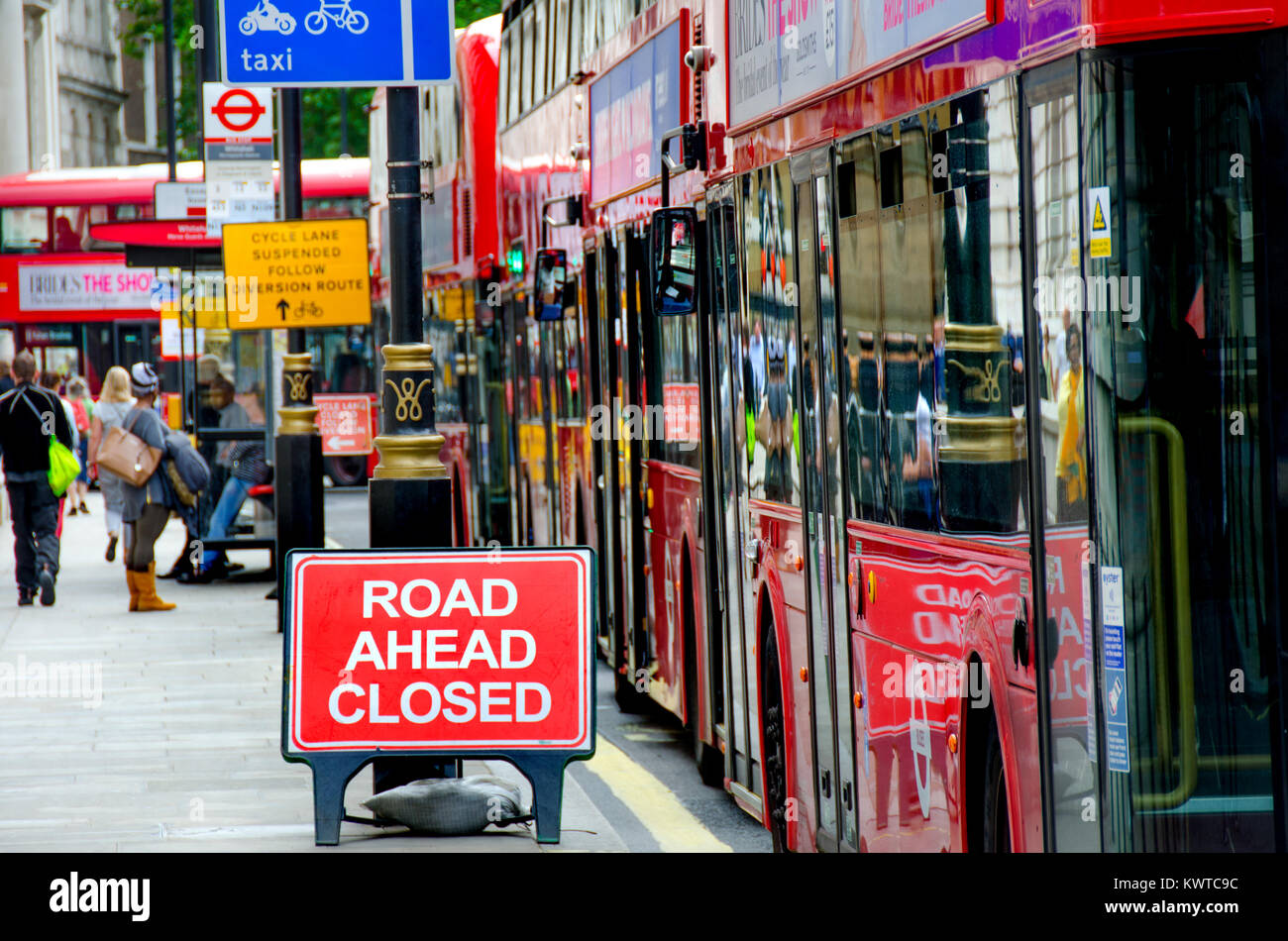 Londra, Inghilterra, Regno Unito. Gli autobus in accodamento Whitehall a causa di strada chiusa tra Foto Stock