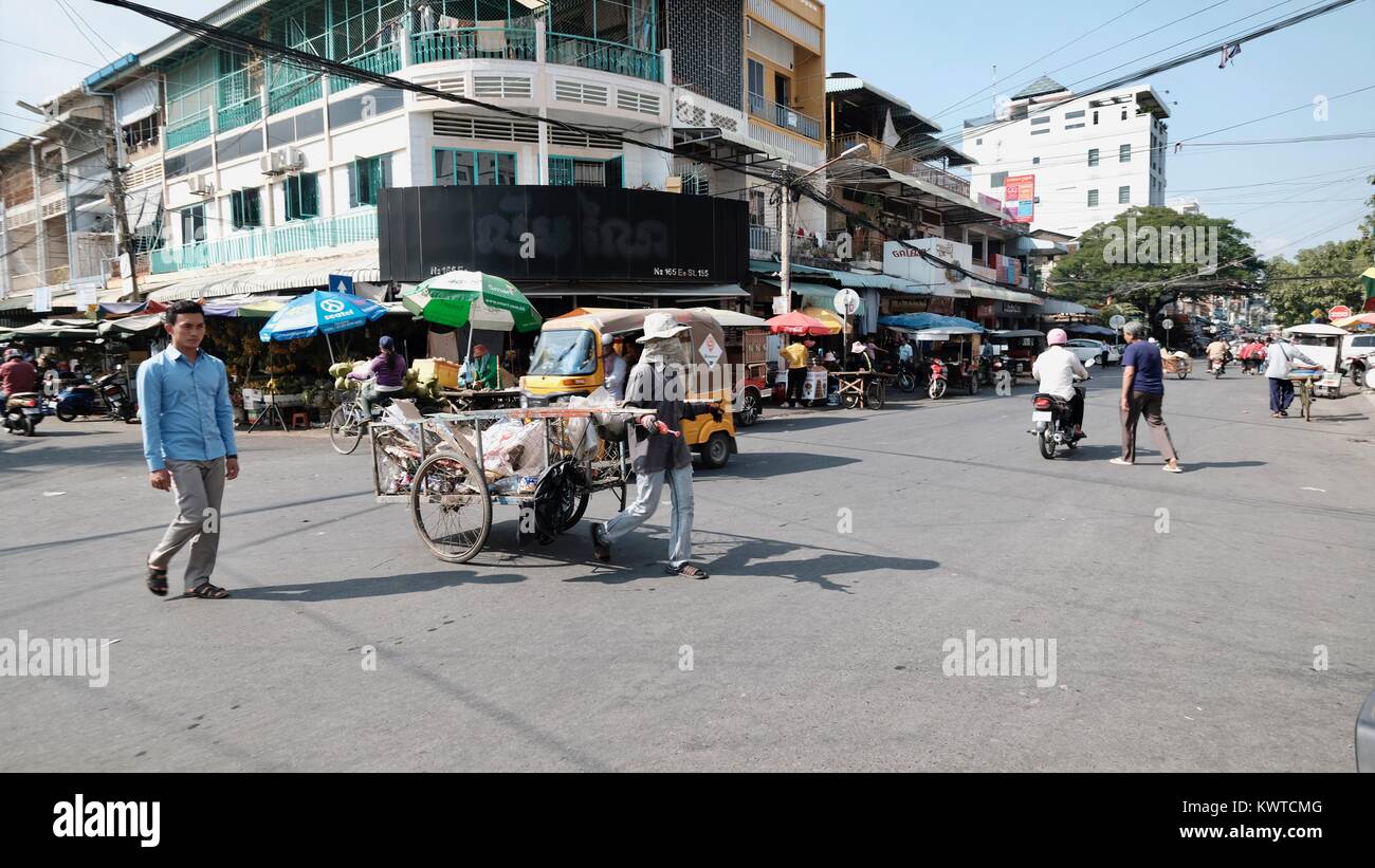 Scena di strada frazioni da Bazar del mercato russo della cultura indigena Toul Tom Poung Phnom Penh Cambogia Foto Stock