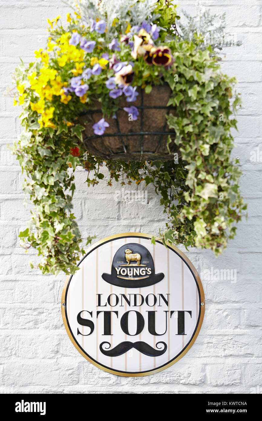 London Stout pub di segnaletica in Wimbledon, Londra Foto Stock