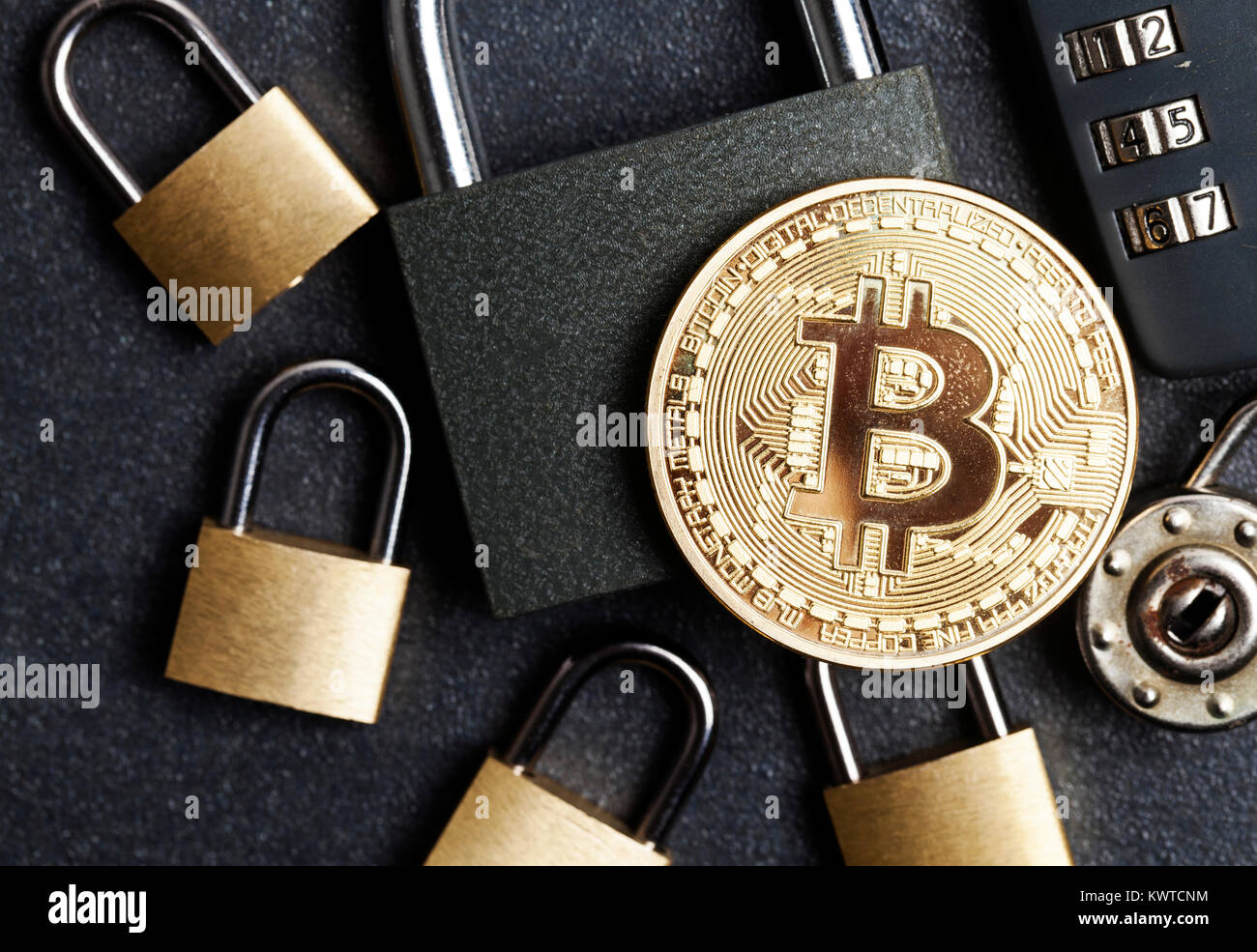 Bitcoin concetto di sicurezza. Moneta in oro con lucchetto Foto Stock