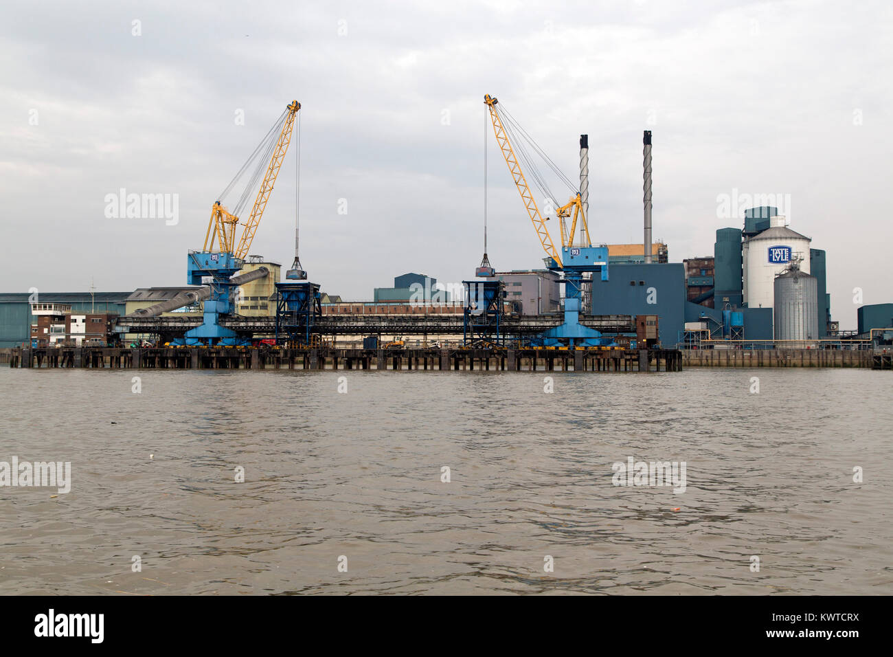 Il Tate e raffineria di zucchero a Londra, Inghilterra. Il Riverside è sito nel quartiere di Silvertown. Foto Stock