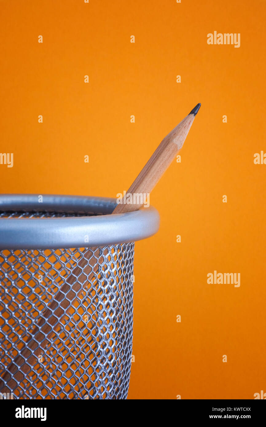 Matita in un cassonetto. Close up. Foto Stock