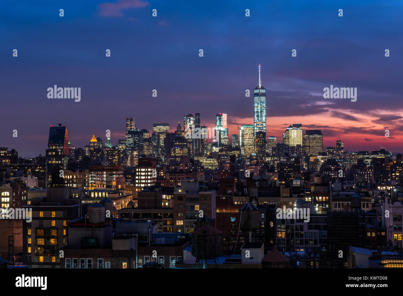 Tramonto colorato su New York City con skyline e la Freedom Tower Foto Stock