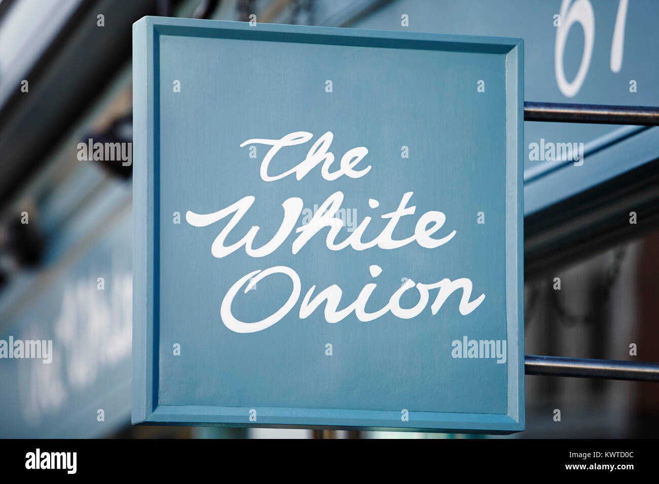 Cipolla bianca restaurant sign in Wimbledon Village, Londra, Inghilterra Foto Stock