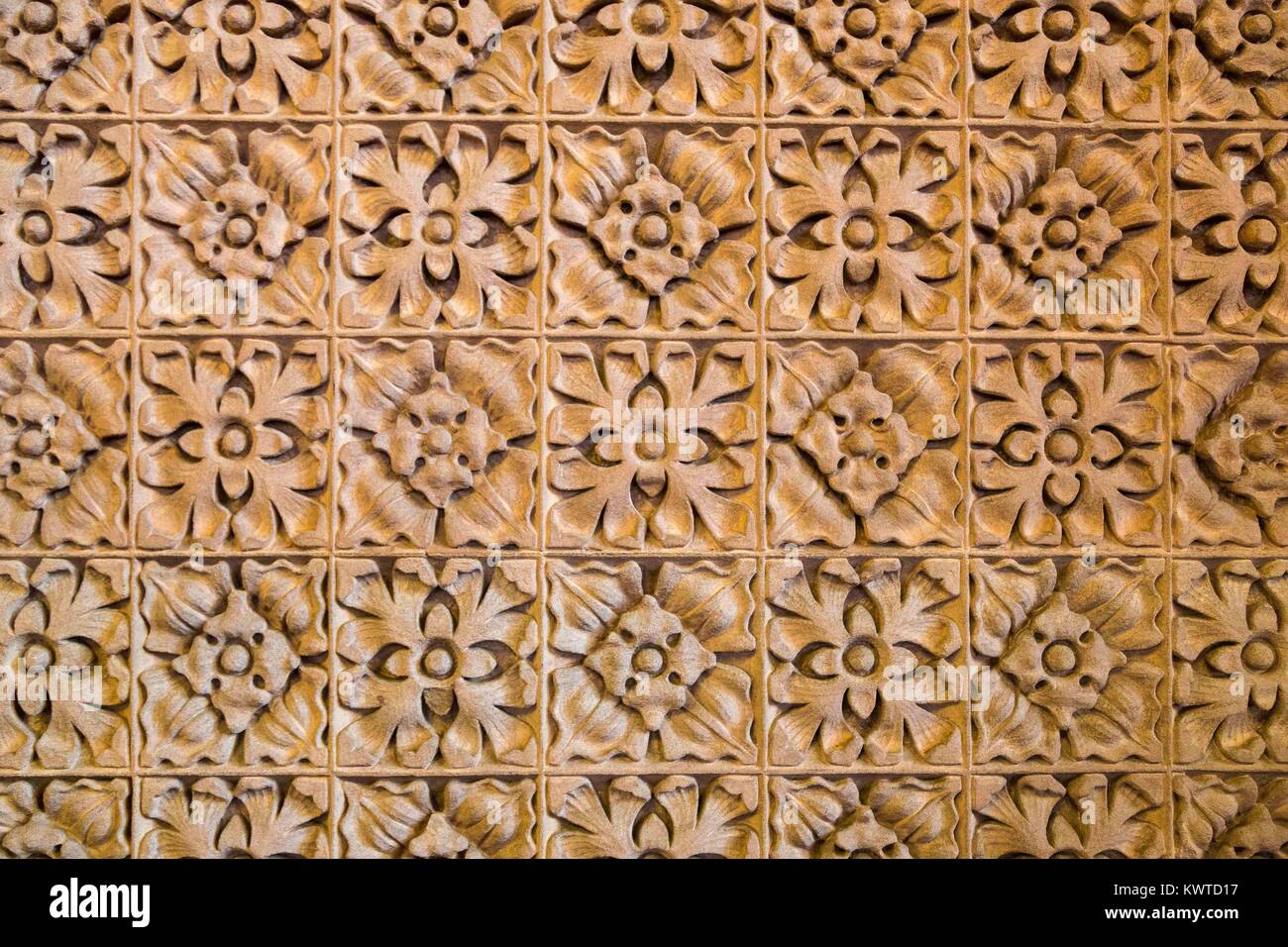 Muro o sullo schermo di pietra scolpita raffigurante motivo floreale patterns Foto Stock