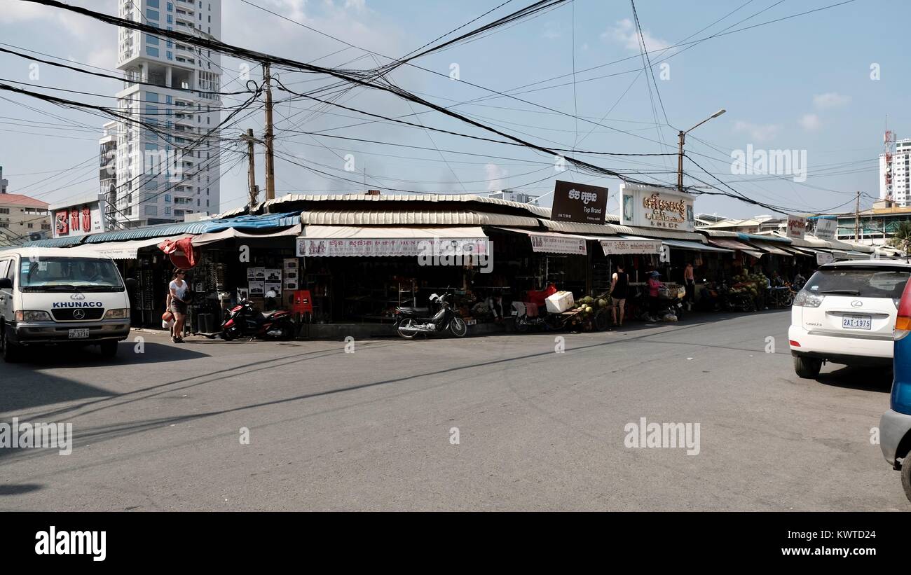 Scena di strada frazioni da Bazar del mercato russo della cultura indigena Toul Tom Poung Phnom Penh Cambogia Foto Stock