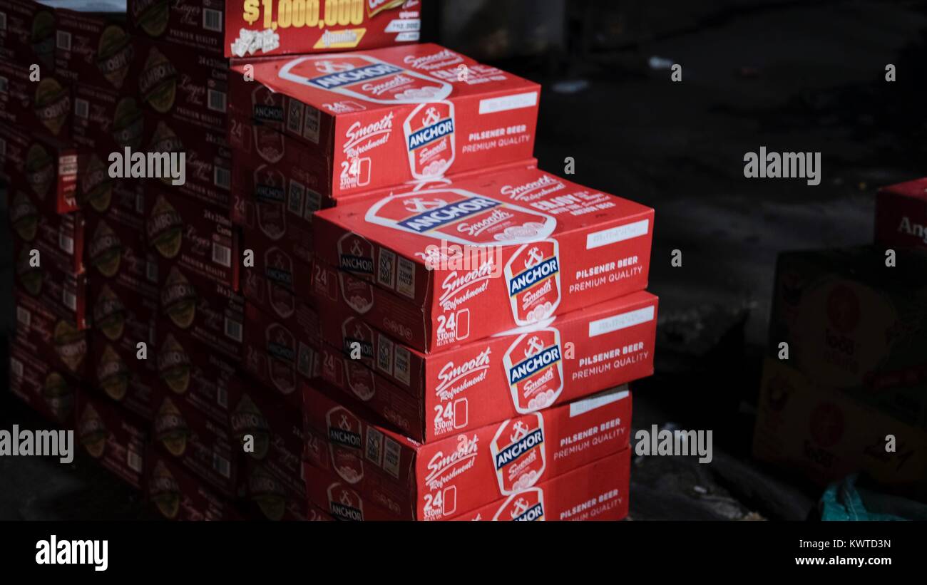 Anchor Beer 24 può case per la vendita presso un rivenditore Phnom Penh Cambogia Foto Stock