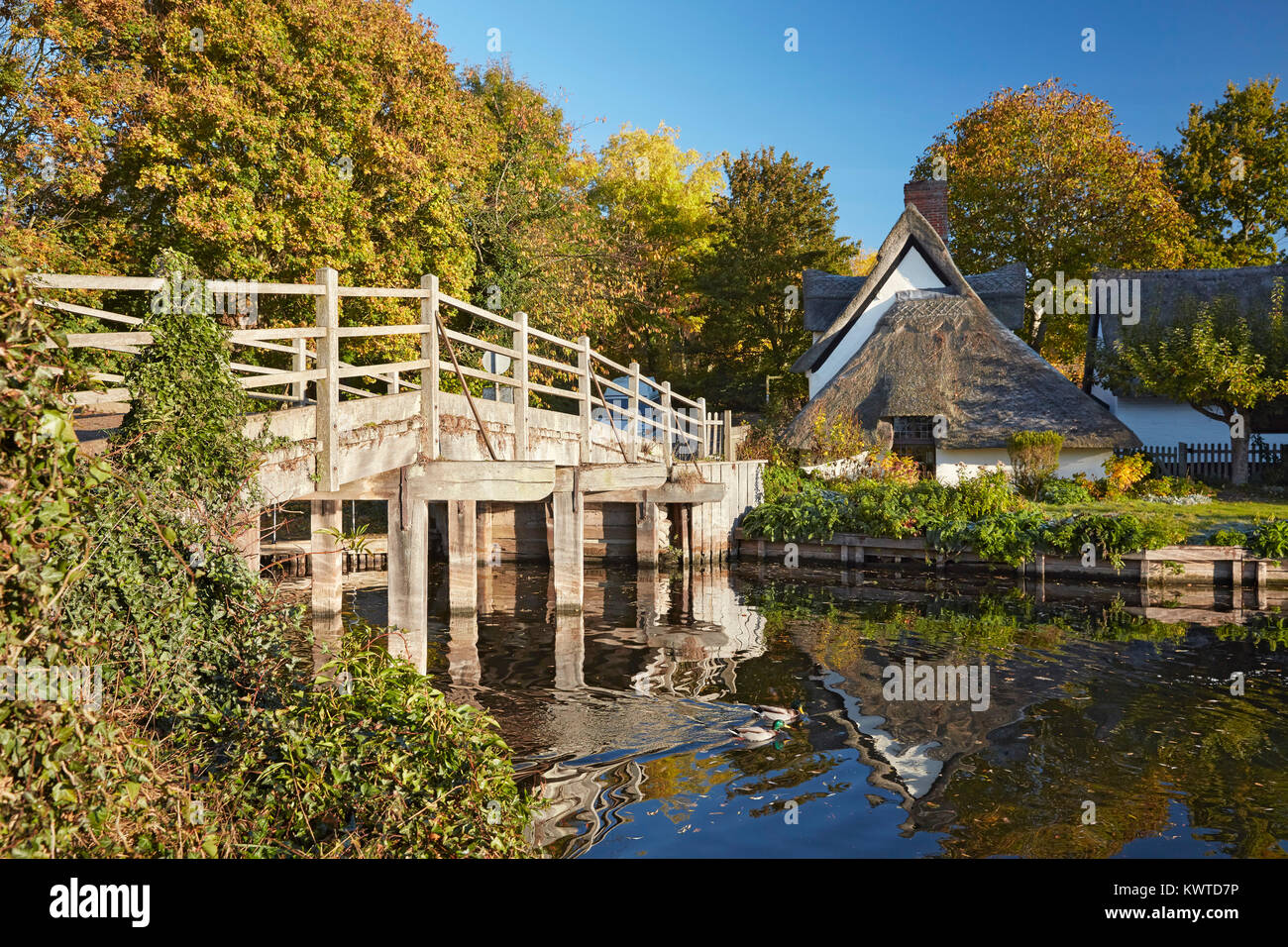 Ponte di Flatford e Cottage a ponte sul fiume Stour in Dedham Vale, Suffolk, Inghilterra Foto Stock