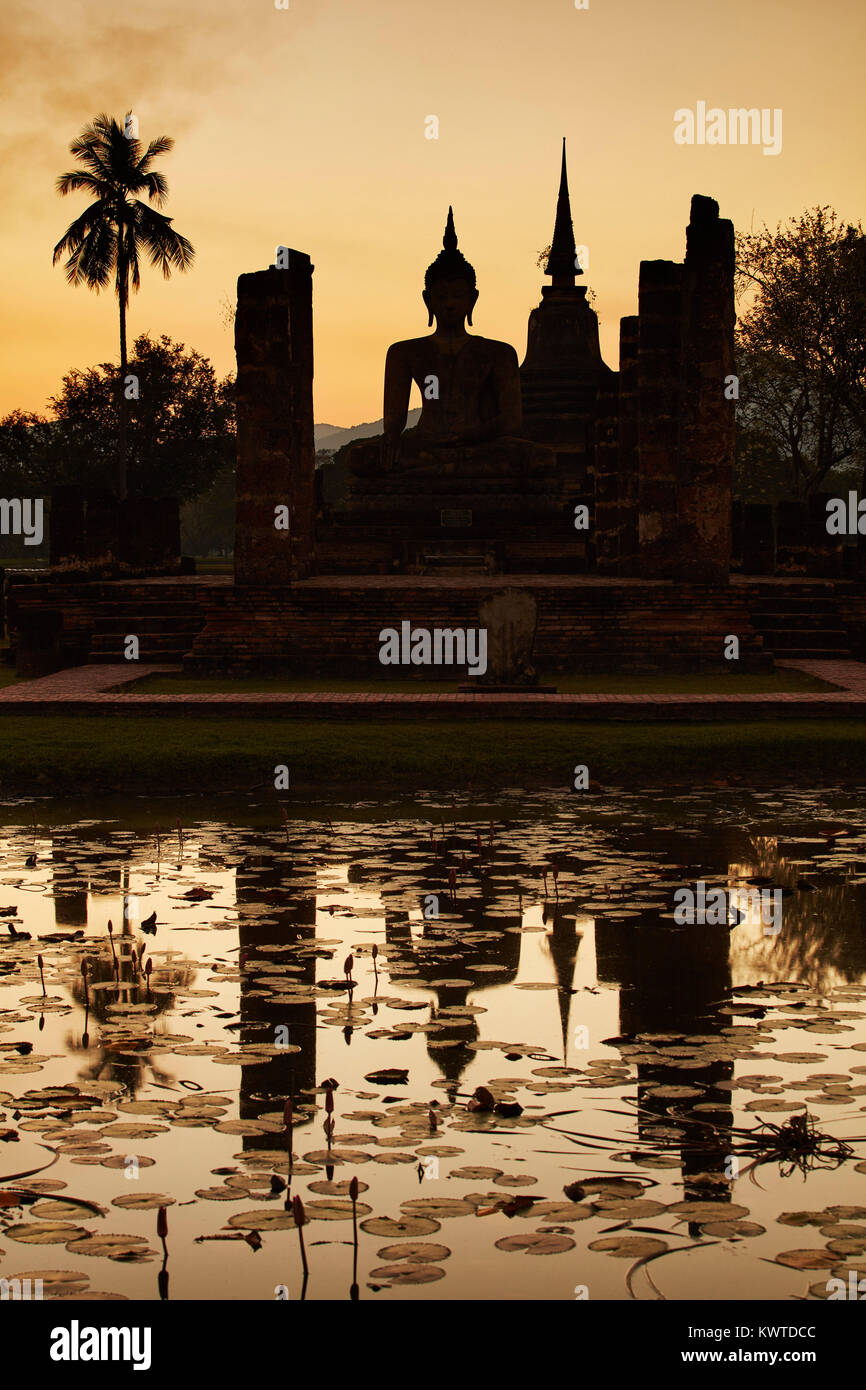 Wat Mahathat riflessa in un lago, Sukhothai, Sito Patrimonio Mondiale dell'UNESCO, Thailandia Foto Stock
