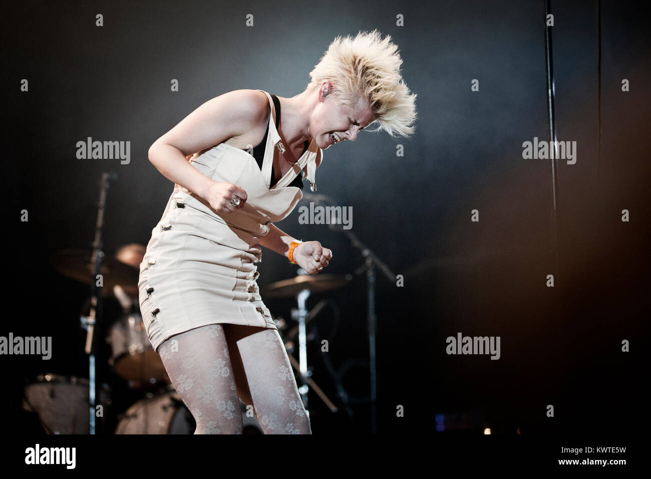 Il cantante svedese Robyn (Miriam Carlsson) esegue un concerto dal vivo al Roskilde Festival 2010 ed è qui raffigurata dal vivo sul palco durante il suo show. Danimarca 04/07 2010. Foto Stock