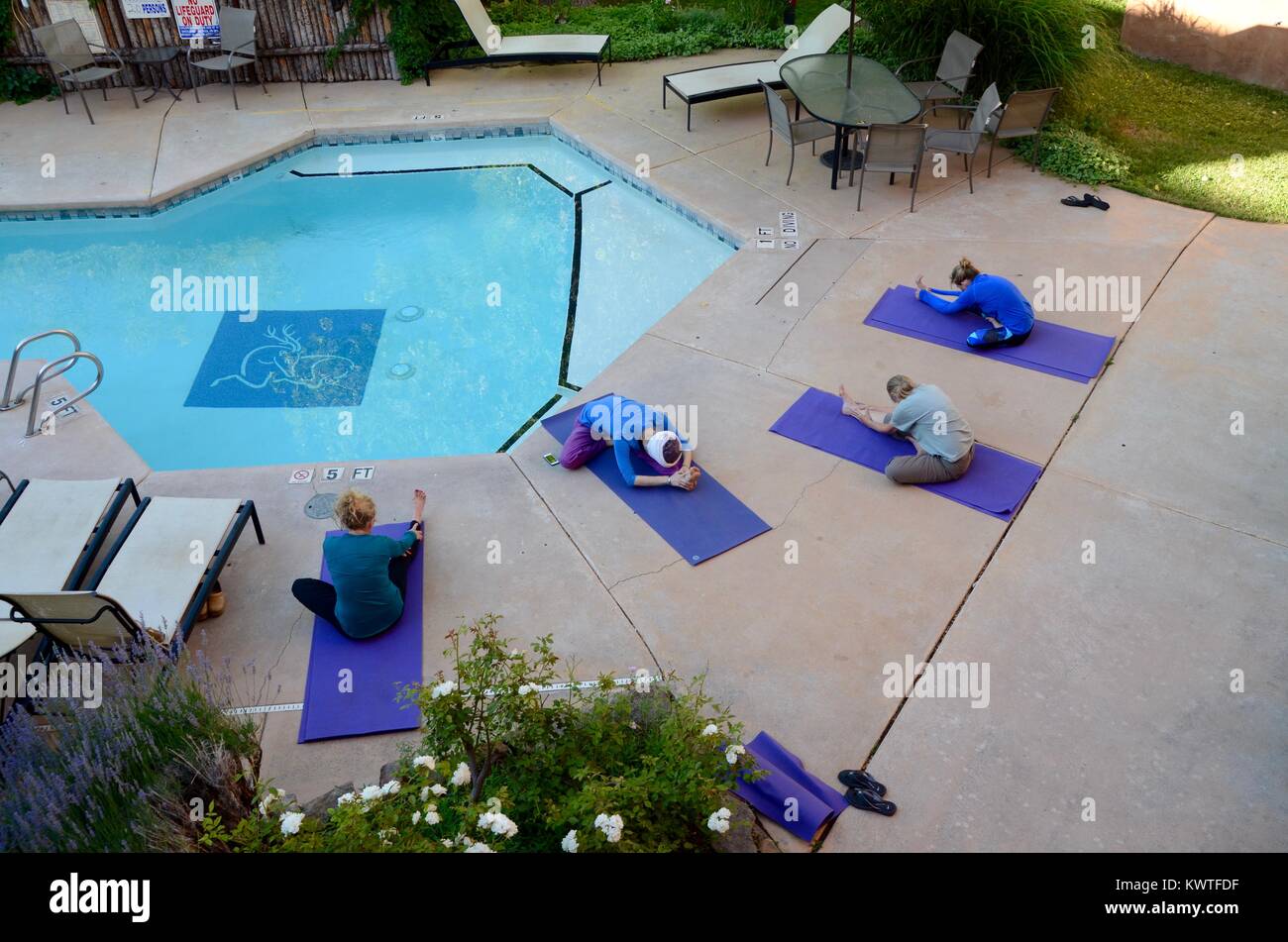 Poolside lezione di yoga presso l'hotel santa fe e hacienda NUOVO MESSICO USA Foto Stock