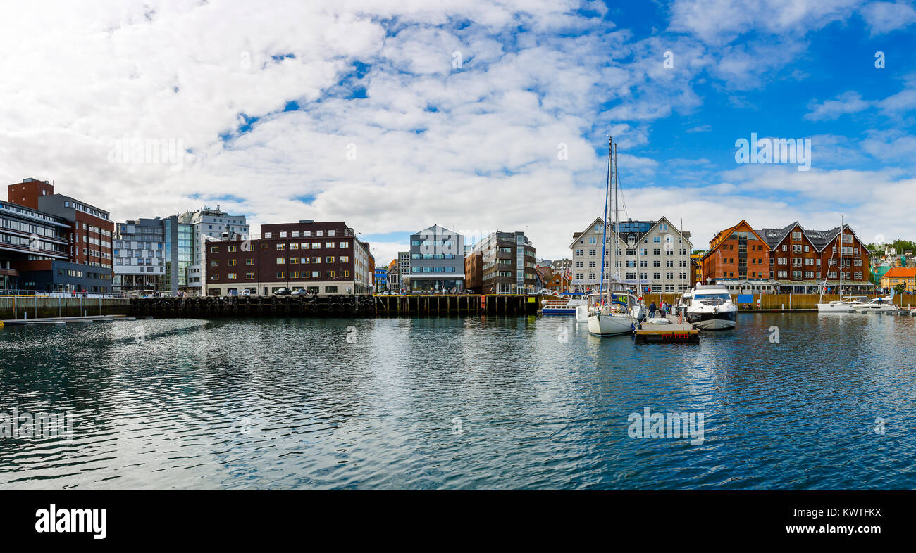 Vista di una marina in Tromso, Norvegia del nord. Tromso è considerata la città più settentrionale del mondo con una popolazione al di sopra di 50.000. Foto Stock