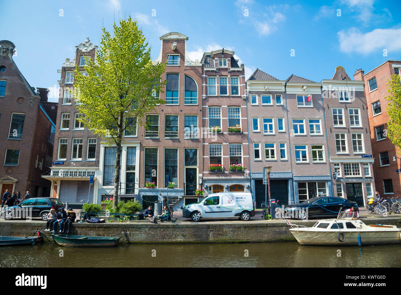 Amsterdam, Paesi Bassi - 20 Aprile 2017: olandesi tradizionali edifici medievali, la bella architettura di Amsterdam Foto Stock