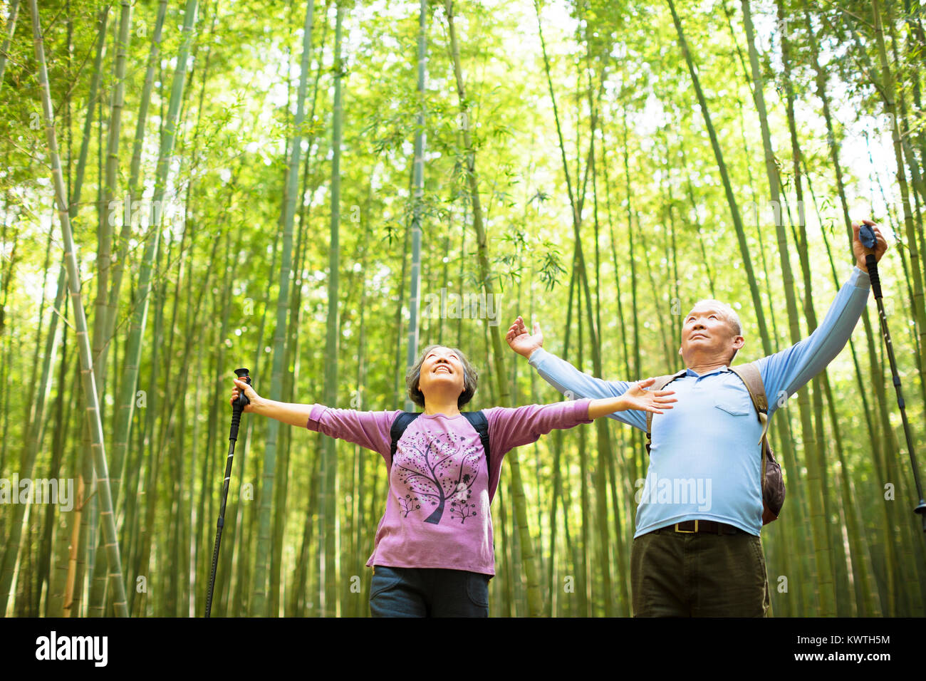 Coppia senior escursionismo e rilassante nel verde della foresta di bamboo Foto Stock