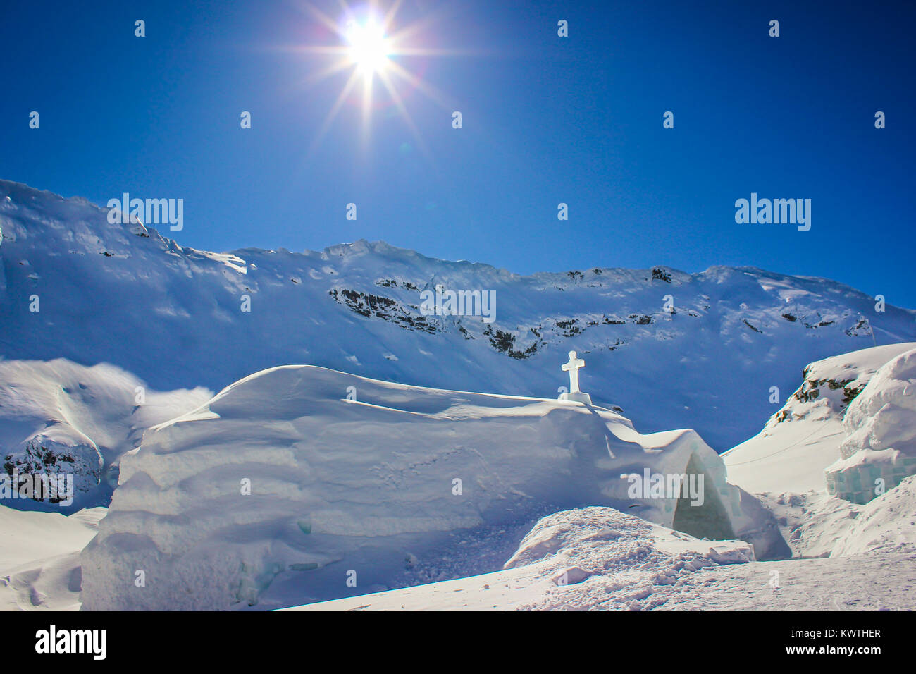 La chiesa di ghiaccio al lago Balea nella contea di Sibiu, Romania con Monti Fagaras in background Foto Stock