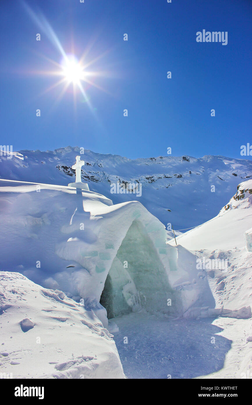 La chiesa di ghiaccio al lago Balea nella contea di Sibiu, Romania con Monti Fagaras in background Foto Stock