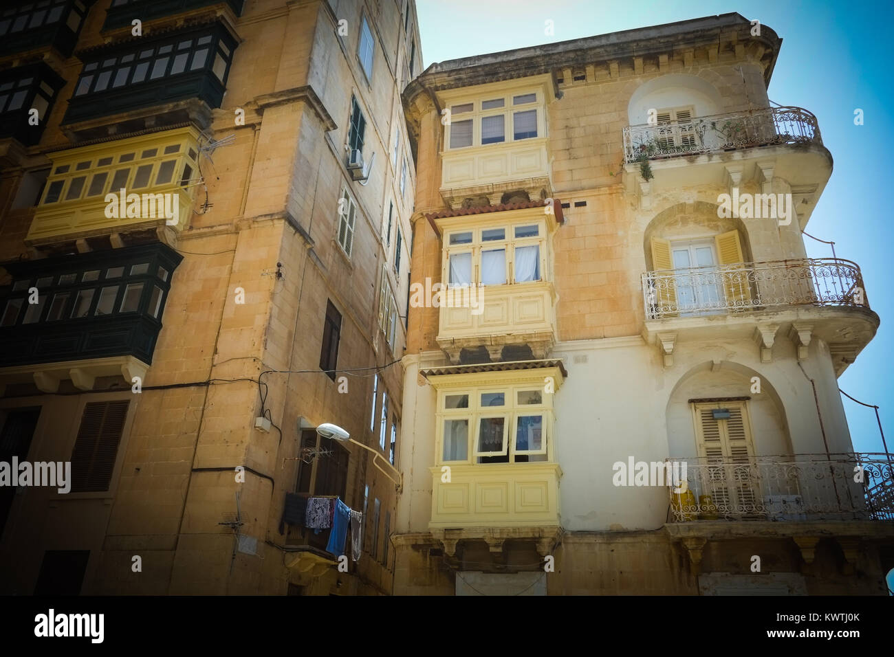 Appartamenti tradizionali con i loro balconi in legno, ferro rot terrazze, a La Valletta, la capitale europea della cultura 2018, Malta. Foto Stock