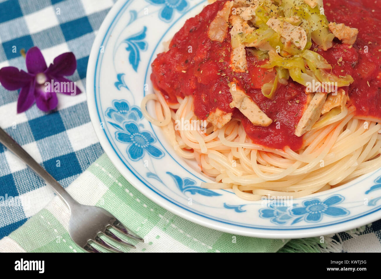 Saporiti spaghetti pomodoro servita sulla piastra orientali. Foto Stock