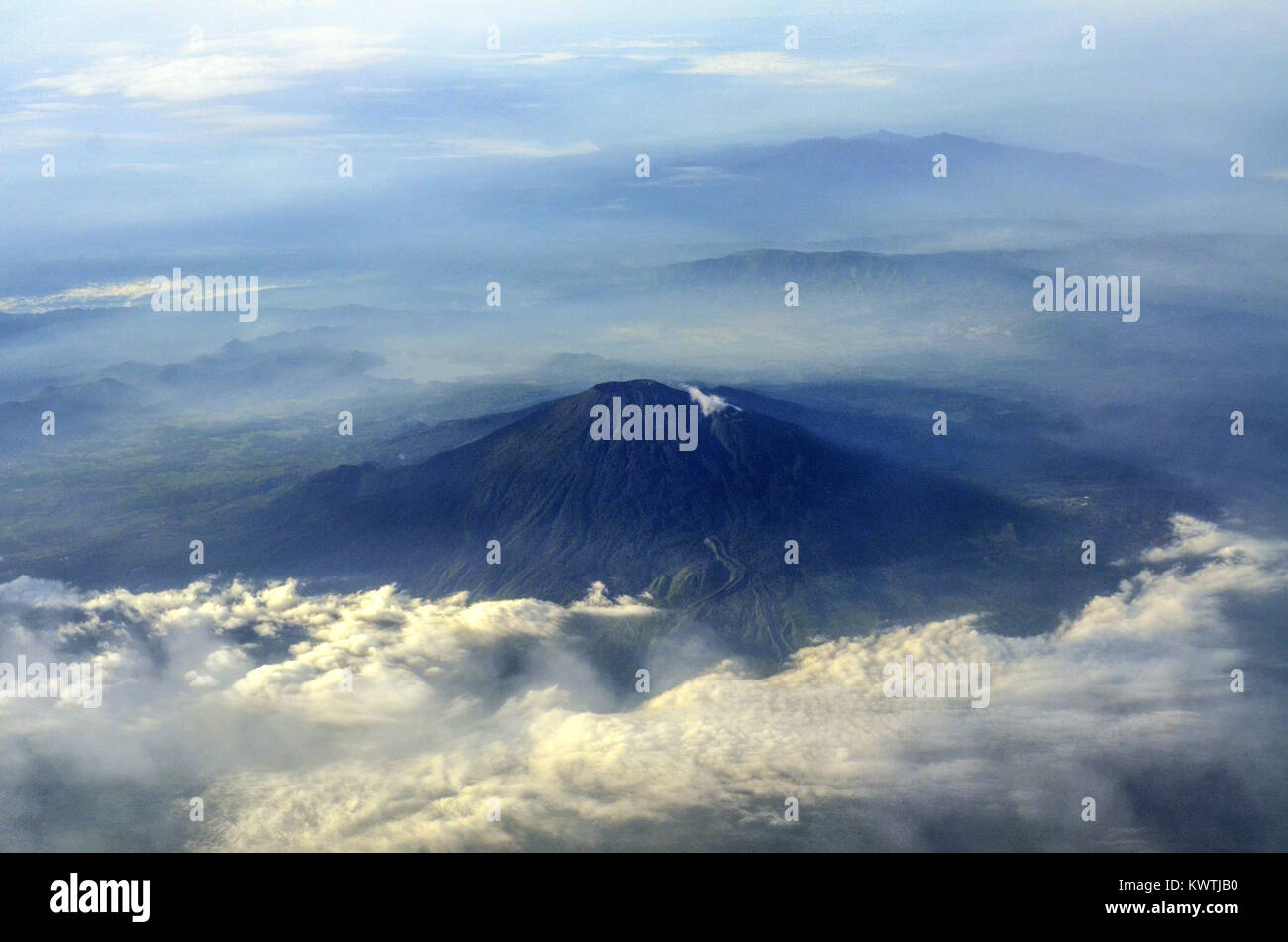Bella Ciremai vulcano coperte con il cloud coperta in West Java. Foto Stock