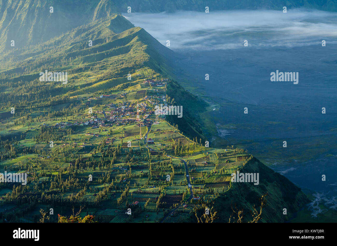 Cemoro Lawang village nella cassetta di sicurezza lato est del bromo caldera. Il paese è uno dei punti migliori per osservare il vulcano. Foto Stock